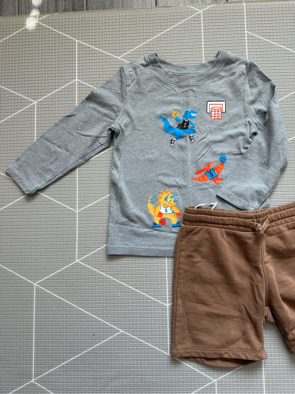 H&M|Baby boy/toddler set,Gray Dinosaur Basketball Long tee & Brown Shorts•••3T